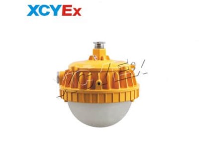 帮我写一篇关于led防爆平台灯厂家的700个字中文原创的文章，并在文章前面配上一个标题，标题前面加上“标题”两字