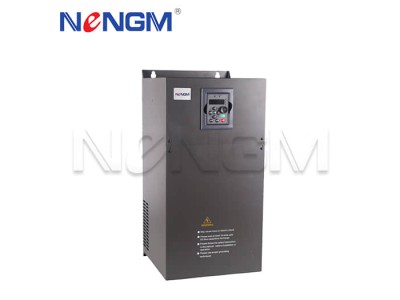 帮我写一篇关于通用矢量变频器厂家的700个字中文原创的文章，并在文章前面配上一个标题，标题前面加上“标题”两字