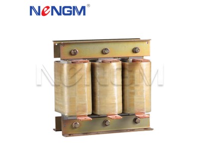 帮我写一篇关于电容电抗器的700个字中文原创的文章，并在文章前面配上一个标题，标题前面加上“标题”两字